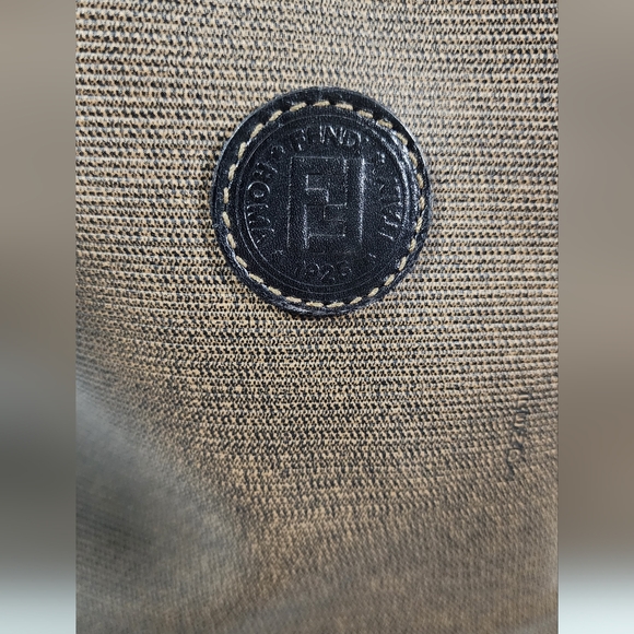 Fendi bucket shoulder/crossbody. Fading on edges/piping. Not original drawstring - Picture 8 of 16